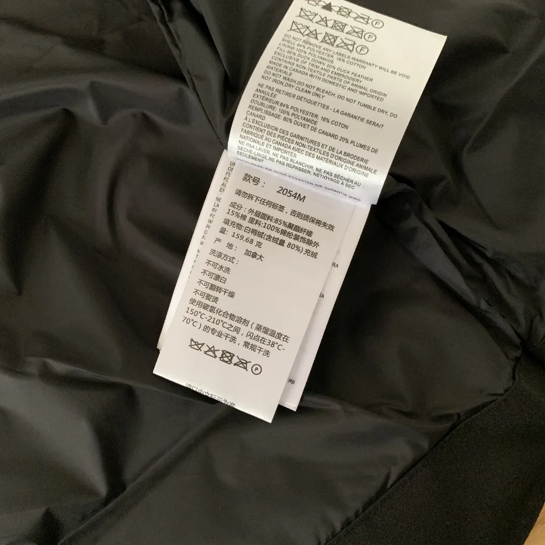 Style number: Y 138 𝑪𝒂𝒏𝒂𝒅𝒂 𝑮𝒐𝒐𝒔𝒆Canada Goose counter level! Canadagoose/Canada Goose New Arrival "2078APPSeries" down vest for men and women Material list: 1⃣ Original custom-made double plain 9500-100% nylon nylon fabric 2⃣ Original YKK zipper, non-sub-factory product 3⃣ National standard 80% white duck down from Guangzhou Inspection, (zp uses 80% white duck down/any boasts of 90% are fake) Material analysis characteristics: 1⃣ Original factory/9500-100% nylon 100% nylon Lurex yarn is actually 100% nylon, which is rarely pure now. Most of them are mixed with cotton thread or polyester. Our top original version is developed in accordance with ZP and uses the same material. 2⃣ As we all know, the original version uses 80% white duck down. The fill power refers to the cubic inches of volume occupied by each ounce (30 grams) of down under certain conditions. If the space occupied by one ounce of down is cubic inches, the fill power of the down is called . So we can simply understand it as: fill power is the volume of down, and the volume of down is fill power. The higher the fill power of down, it means that under the same filling amount, down can fix a larger volume of air layer to keep warm and insulate, so the warmth retention of down is better. Size:XS-2XL Color: Navy Blue Beige Gray Black Label Gray Red Label Black Red Label Black Black Label Red Blue Pink